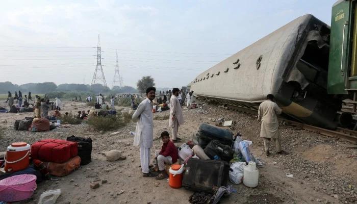 6 killed, 30 injured as passenger train derails in Pakistan