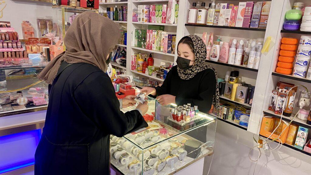 زنان فروشنده در هرات؛ از محدودیت‌های خانواده‌گی تا حضور در بازار